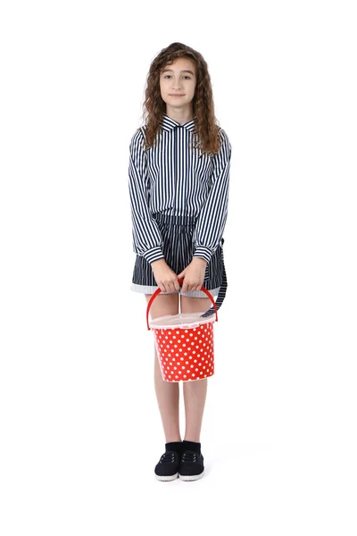 Dziewczyna trzyma czerwony plastikowy wiadro kropki polka — Zdjęcie stockowe