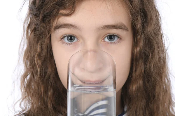 Retrato de uma menina bebendo água mineral — Fotografia de Stock