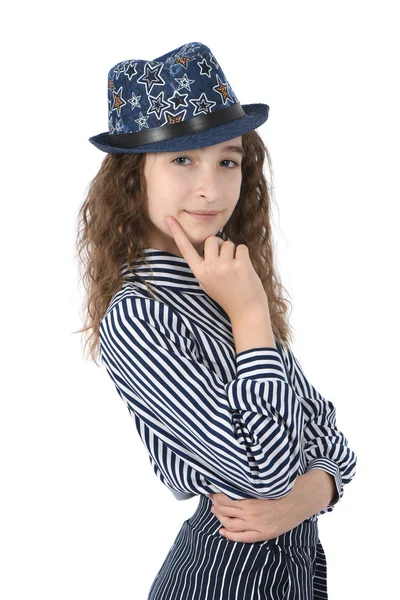 Portrait d'une fille dans un chapeau sur blanc . — Photo