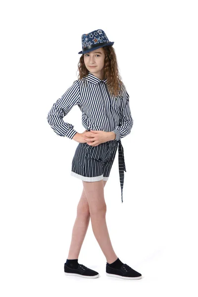 Retrato de una chica con sombrero en blanco . — Foto de Stock