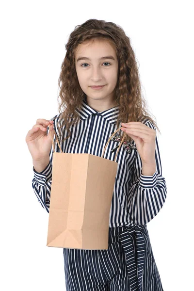 Ребёнок с пакетом, изолированным на белом — стоковое фото