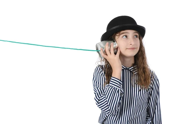 Jovem chamada menina por lata pode telefone isolado no branco — Fotografia de Stock