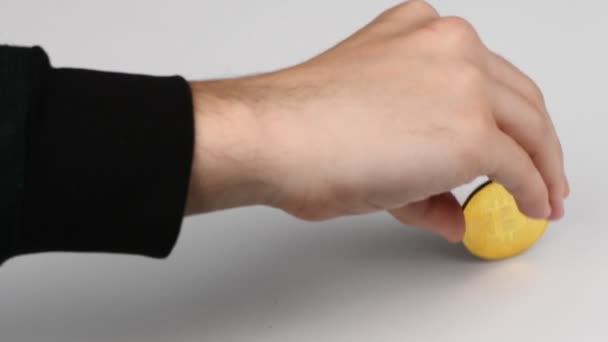 Bitcoin d'or Cash coin BTC tournant sur fond blanc. Ralenti en 125 ips. Crypto monnaie Close-up. Vidéo HD .