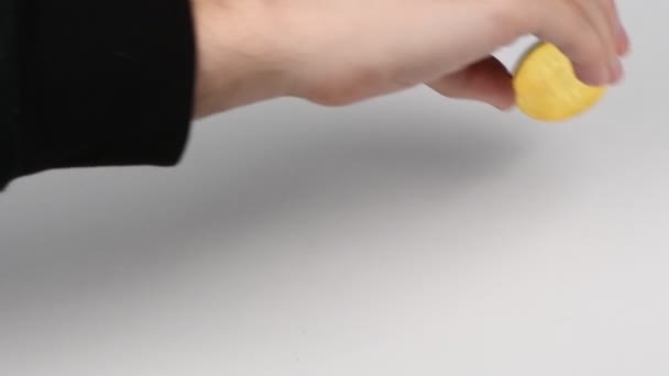 Bitcoin d'or Cash coin BTC tournant sur fond blanc. Ralenti en 125 ips. Crypto monnaie Close-up. Vidéo HD .