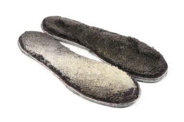 Beyaz arka plandaki ayakkabılar için kış kürkü tabanları. Yüksek çözünürlüklü. Tam alan derinliği.