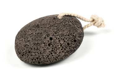 Beyaz arka planda izole edilmiş spa için sünger taşı. Yüksek çözünürlüklü. Tam alan derinliği.