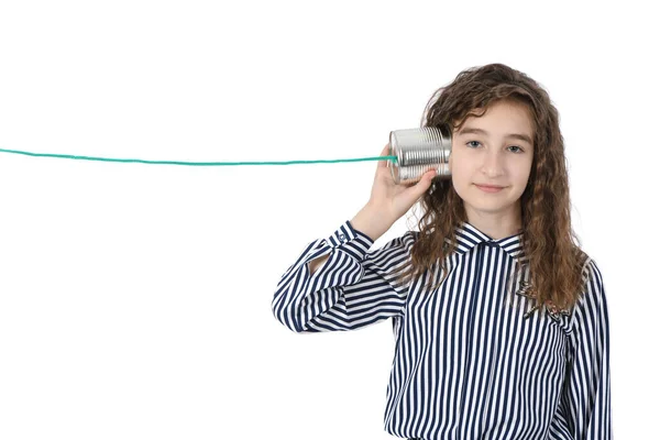 Junges Mädchen Anruf Durch Blechdose Telefon Isoliert Auf Weiß Hochauflösendes — Stockfoto