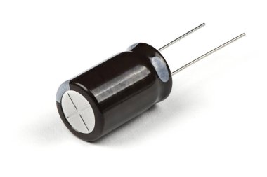Elektrolitik kapasitör beyaz arkaplanda izole edilmiş. Yüksek çözünürlüklü. Tam alan derinliği.