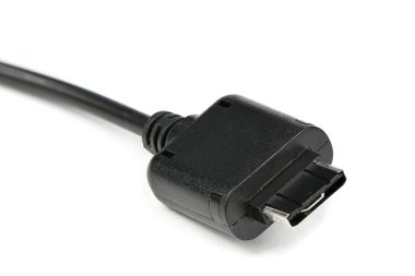 Telefonu şarj etme aygıtı beyaz arkaplanda izole edildi. Yüksek çözünürlüklü. Tam alan derinliği.