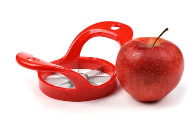 Beyaz arka planda izole edilmiş elmaları dilimlemek için kırmızı cihaz. Yüksek çözünürlüklü. Tam alan derinliği.