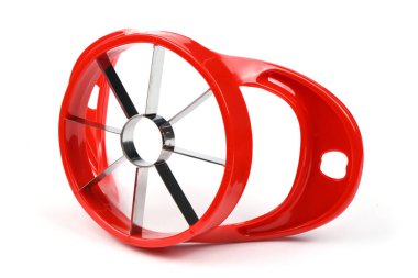 Beyaz arka planda izole edilmiş elmaları dilimlemek için kırmızı cihaz. Yüksek çözünürlüklü. Tam alan derinliği.