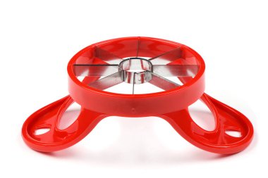 Beyaz arka planda izole edilmiş elmaları dilimlemek için kırmızı cihaz. Yüksek çözünürlüklü. Tam alan derinliği.