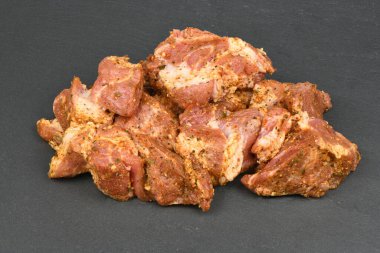 Siyah argo taşına izole edilmiş taze çiğ domuz eti. Yüksek çözünürlüklü. Tam alan derinliği.