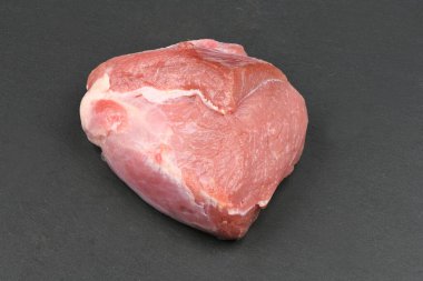 Siyah argo taşına izole edilmiş taze çiğ domuz eti. Yüksek çözünürlüklü. Tam alan derinliği.