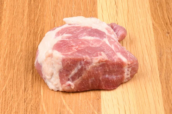 Ahşap Arka Planda Taze Çiğ Domuz Bifteği Yüksek Çözünürlüklü Tam — Stok fotoğraf