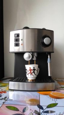 Kahve makinesinde kahve yapmak.