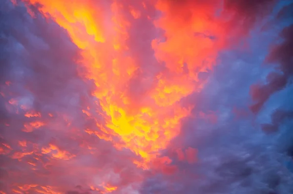 Obloha s mraky při západu slunce — Stock fotografie