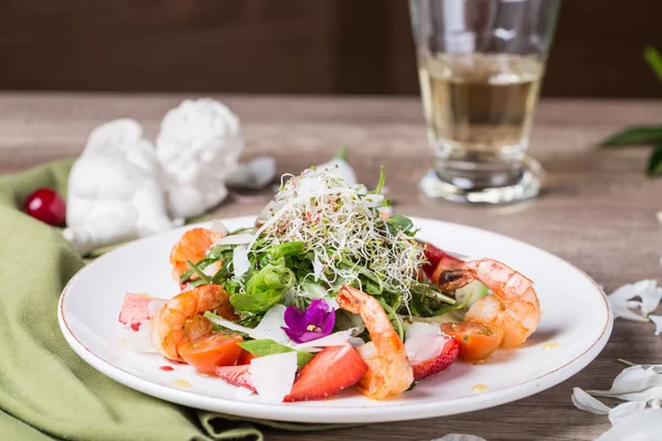 Heerlijke salade met garnalen — Stockfoto