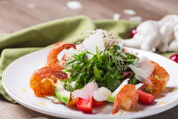 Heerlijke salade met garnalen — Stockfoto