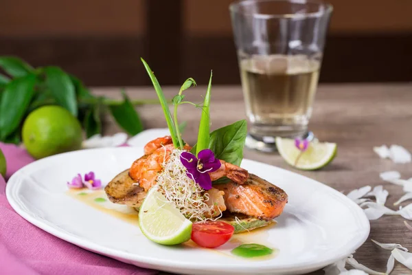 Вкусное блюдо из лосося на гриле — стоковое фото