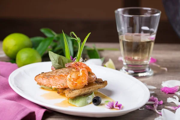 Вкусное блюдо из лосося и креветок на гриле — стоковое фото