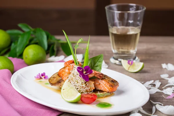 구운된 연어와 새우의 맛 있는 요리 — 스톡 사진