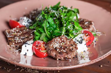 Sıcak salata etli, yakın çekim