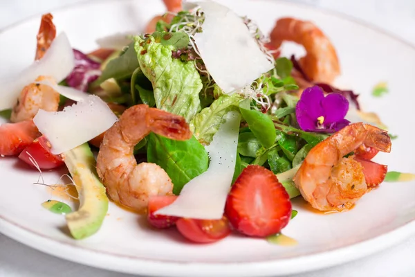 Gourmet-Salat mit Garnelen — Stockfoto