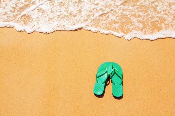 Flip Flops auf dem Sand — Stockfoto