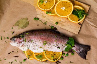 Ham Gökkuşağı alabalığı portakal ile doldurulmuş