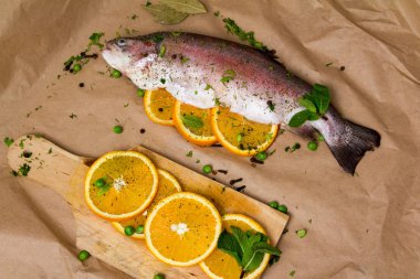 Ham Gökkuşağı alabalığı portakal ile doldurulmuş 