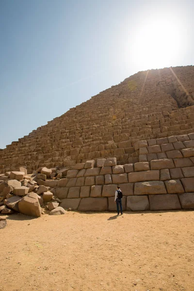 Büyük piramit arka planda bir gezgin — Stok fotoğraf