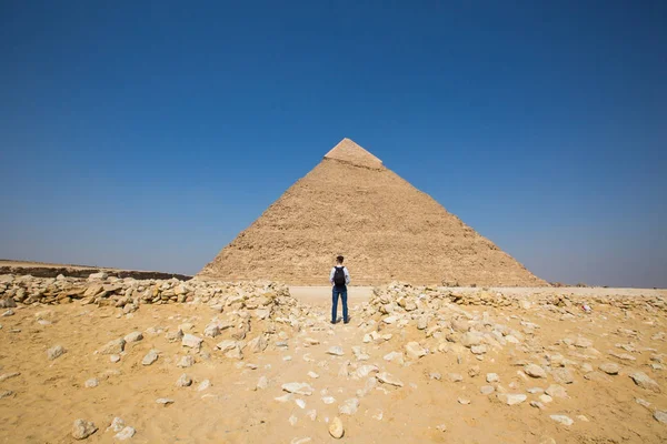 Podróży człowiek patrzy na Wielkiej Piramidy — Zdjęcie stockowe