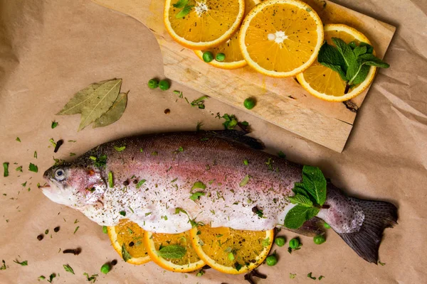 Raw rainbow trout stuffed with oranges — Stock Photo, Image