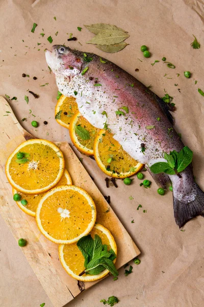 Raw rainbow trout stuffed with oranges — Stock Photo, Image