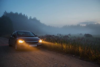 Geceleri araba farlar