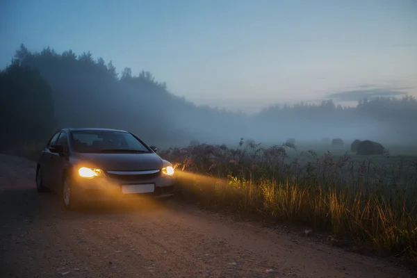 Geceleri araba farlar