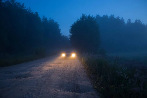 Autoscheinwerfer in der Nacht lizenzfreie Stockbilder