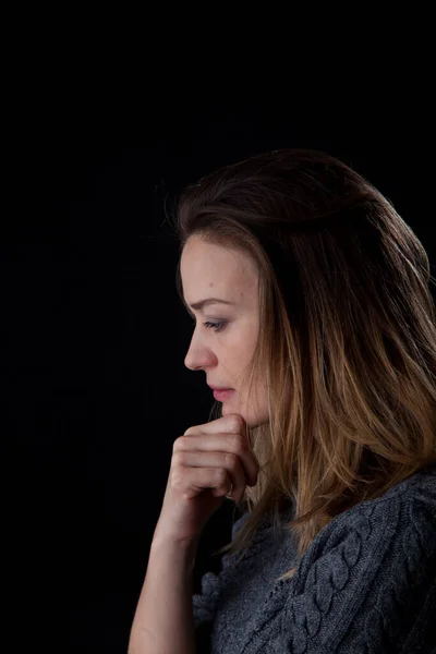 Женщина Черном Фоне Смотрит Камеру Передняя Головка — стоковое фото