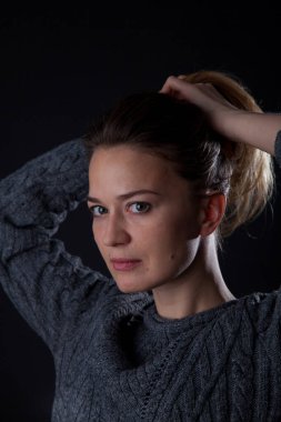 Siyah arka planda kameraya bakan bir kadın. ön