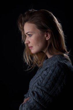 Siyah arka plandaki kadın profil fotoğrafını kapat