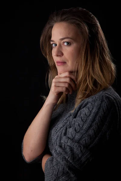 Mujer Sobre Fondo Negro Mirando Cámara Frente Cabeza —  Fotos de Stock