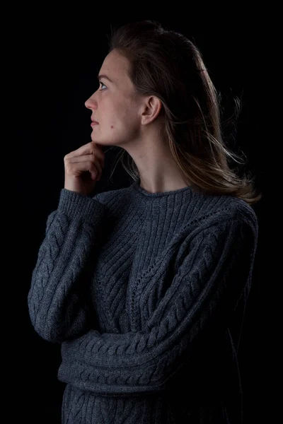 Mujer Sobre Fondo Negro Mirando Cámara Frente Cabeza —  Fotos de Stock