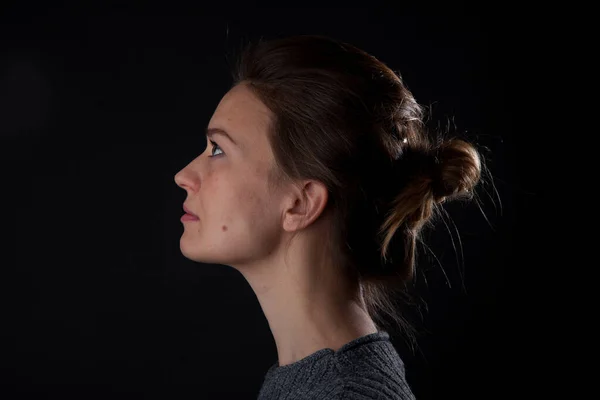 Kvinna Svart Bakgrund Tittar Kameran Profil Headshot — Stockfoto