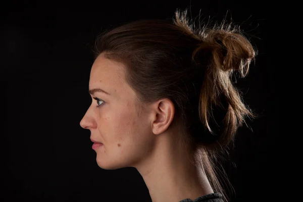 Kvinna Svart Bakgrund Tittar Kameran Profil Headshot Stockbild