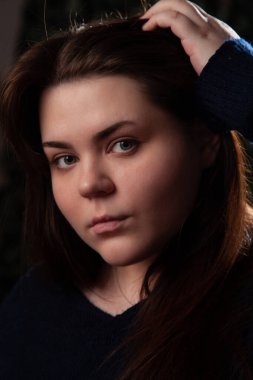 Genç şişman kadın kameraya bakıyor. portreyi kapat