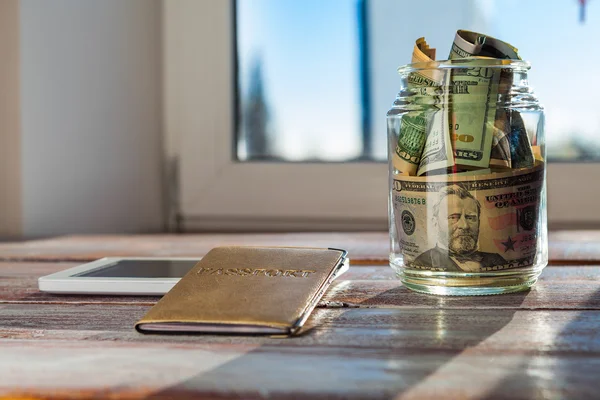 Pot met geld en paspoort — Stockfoto