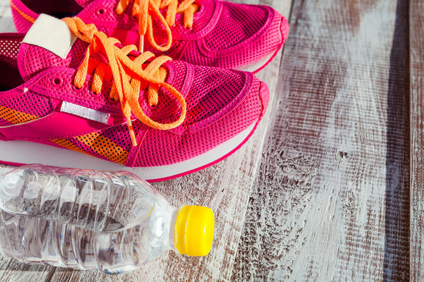 Кроссовки и бутылка воды
