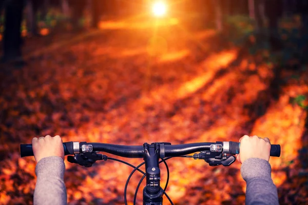 Mountain biking down the hill — Stock Photo, Image