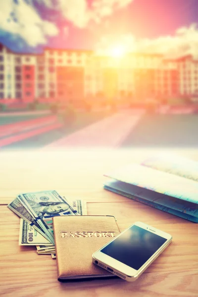 Objetos para viajar sobre la mesa — Foto de Stock